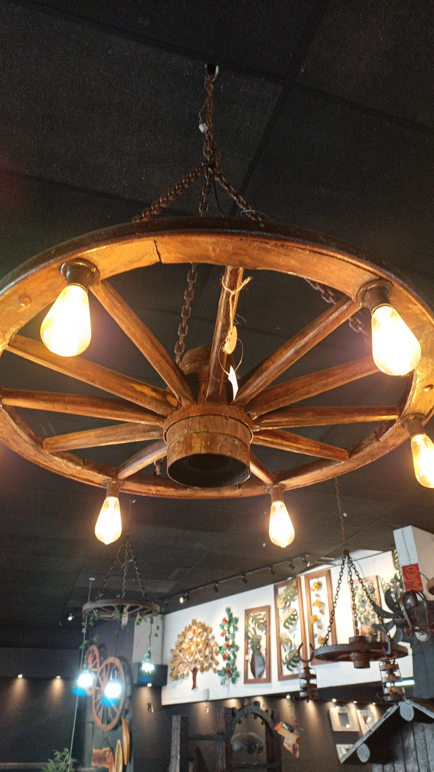 Lustre com roda de carroça